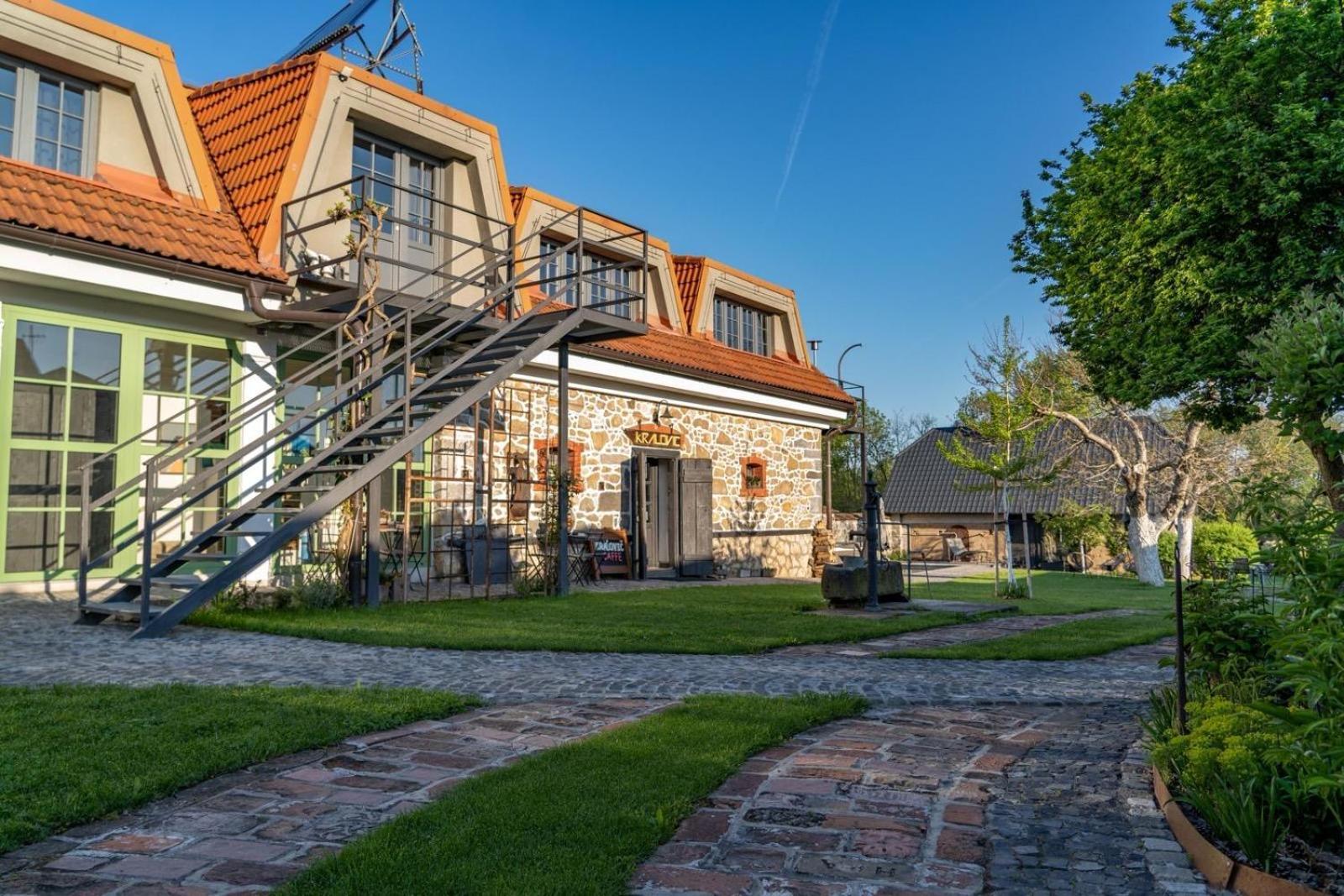 Отель Dvor 13 Hokovce Экстерьер фото